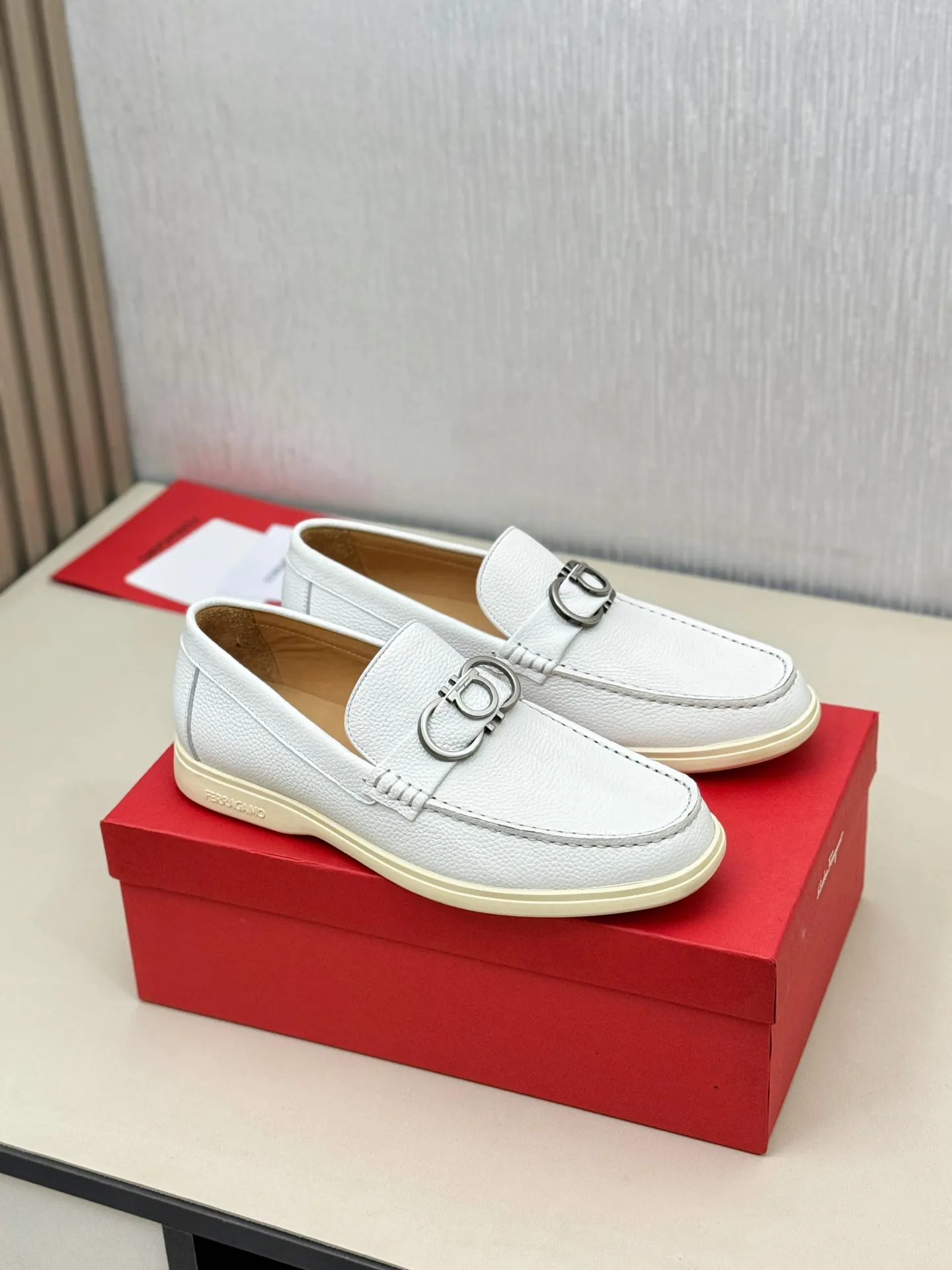 [Ferragamo] P: 580💰 Number of yards: 38~44 (45 orders are non-returnable) Ferragam's new men's driving shoes, the fabric is made of imported cowhide, with visible texture, heavy industrial stitching, dyed calfskin inside, standard logo cowhide feet, big-name experience, soft and comfortable on the feet, a men's favorite, special non-slip and wear-resistant rubber soles, easy to handle various occasions, with original box packaging!